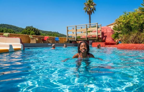 Choisissez un camping à Hyères avec piscine chauffée intégrée