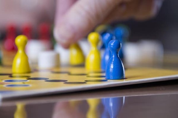 Les jeux de société et de réflexion : des bienfaits pour le cerveau et les relations sociales